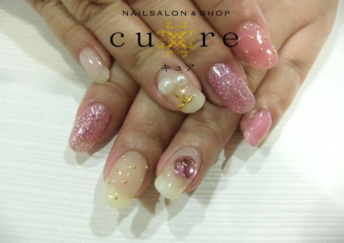 ミディアム ネイル ラメ(グリッター) ストーンネイル ネイルサロン Cureのネイルデザイン