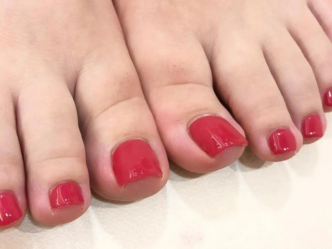 ネイル フットネイル ワンカラーネイル 🫧ちゅるん/韓国 Ayano𓈒🎀のネイルデザイン