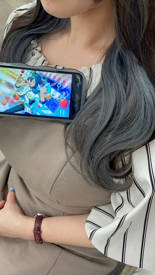 ミディアム カラー シルバー ヘアカラー インナーカラー 推し ブリーチ 髪質改善のヘアスタイル