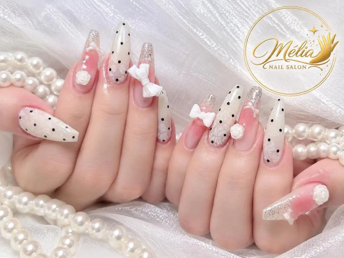 ネイル ボルドー ブラウン ハロウィン ハート キラキラネイル Melia Nailsのネイルデザイン
