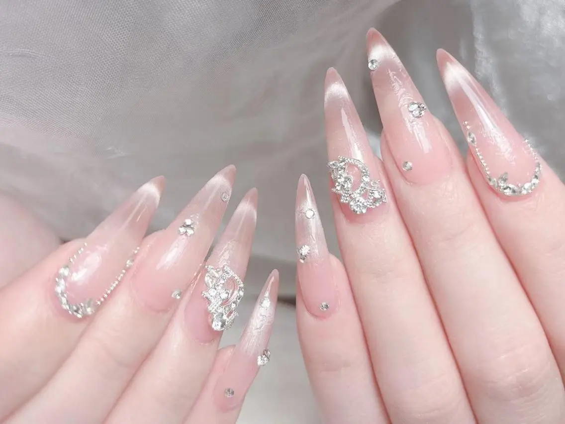 ネイル 長さ出し キラキラネイル 韓国ネイル ロングネイル マグネットネイル ハンドネイル ハンドケア Akira✨ nailのネイルデザイン