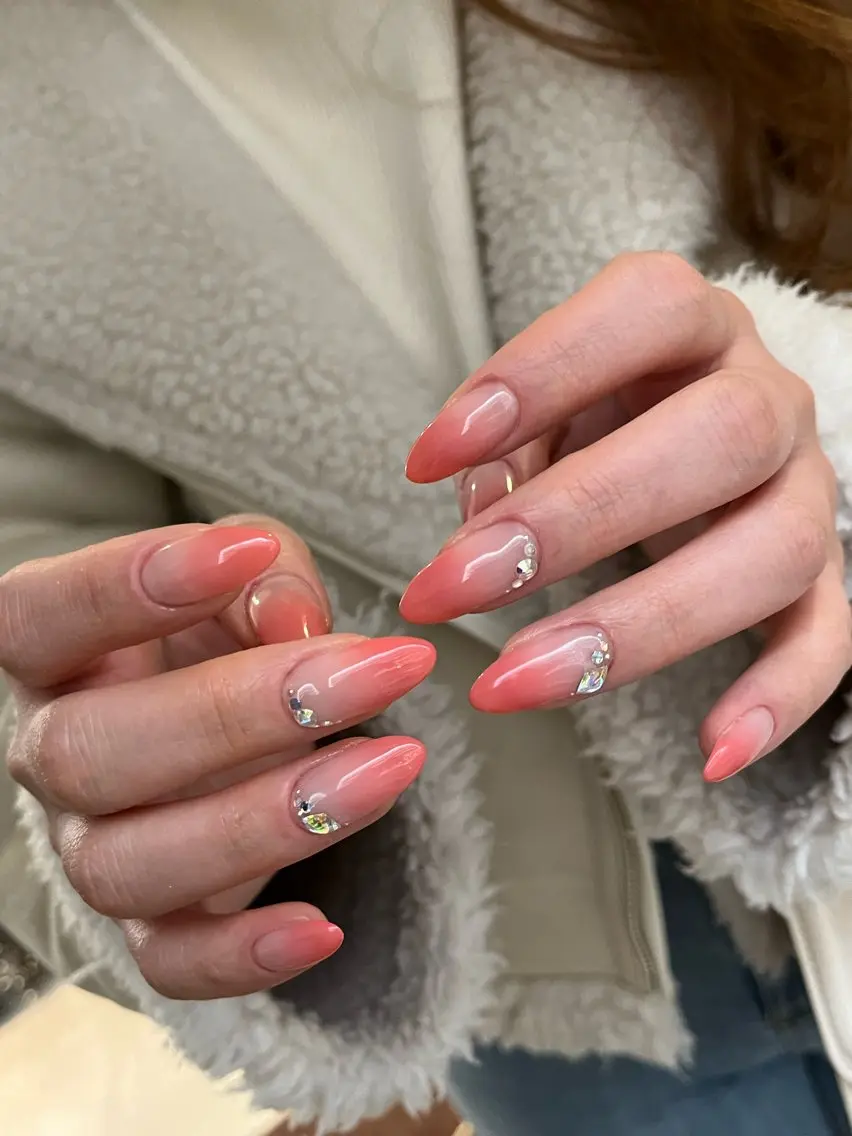 ネイル グラデーション 春ネイル ストーンネイル hiyori🫧 mieuxのネイルデザイン
