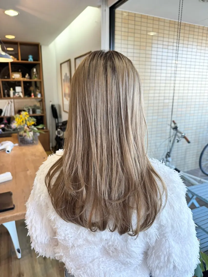 ロング カラー ブリーチ グレージュ ミルクティーグレージュ ヘアカラー トリートメント ツキダテ ユイのヘアスタイル