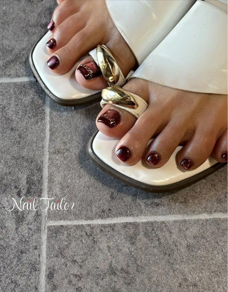 ネイル ボルドー フットネイル ゴールド マグネットネイル ワンカラーネイル フットネイル NailTailor ネイルテイラーのネイルデザイン