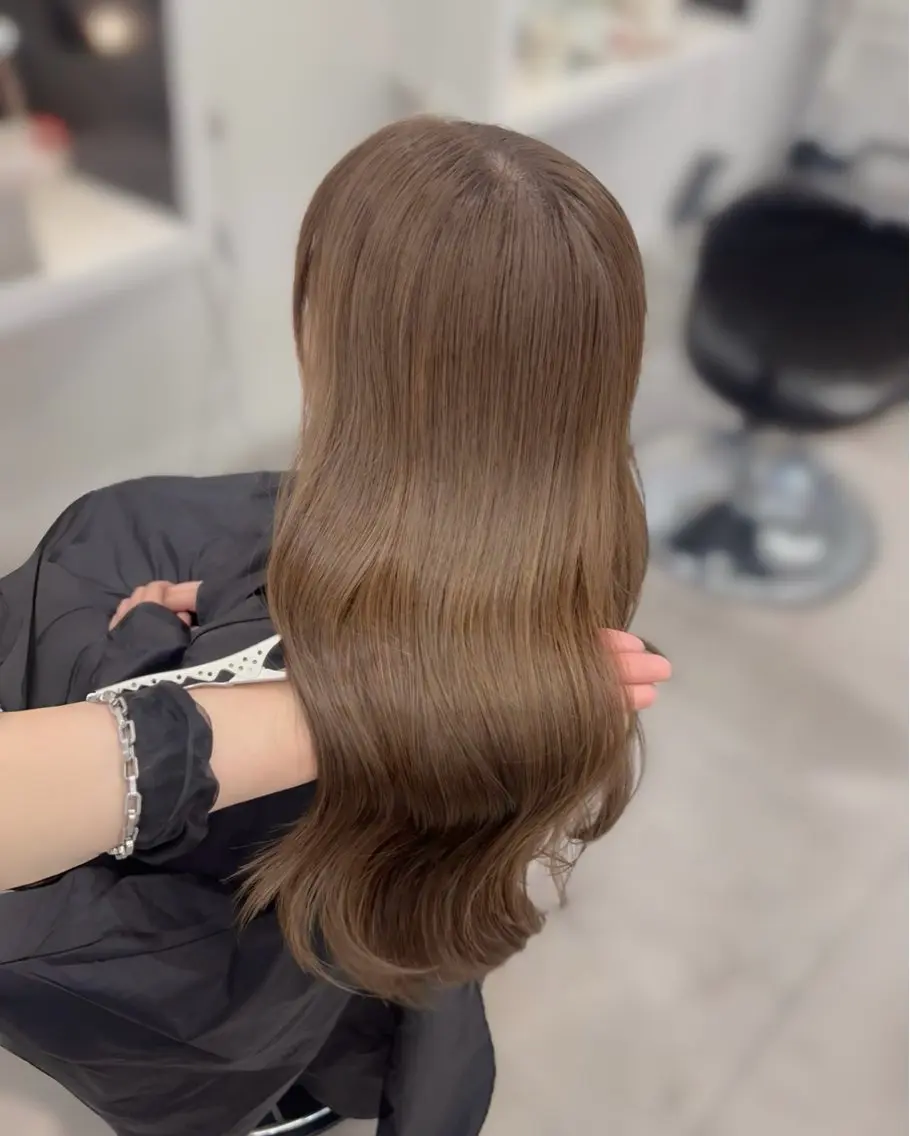 ロング カラー パーマ アッシュ アッシュグレー アッシュグレージュ ベージュカラー ブリーチ カット ヘアカラー トリートメント akira｜ 透明感ベージュ｜梅田のヘアスタイル