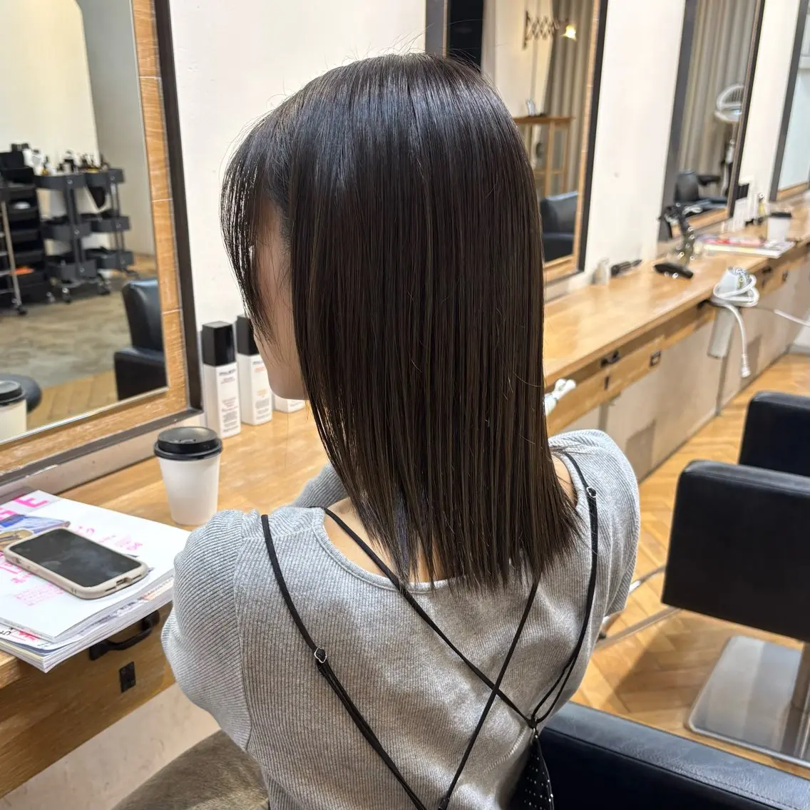 ミディアム カラー mina / 透明感ベージュカラーのヘアスタイル