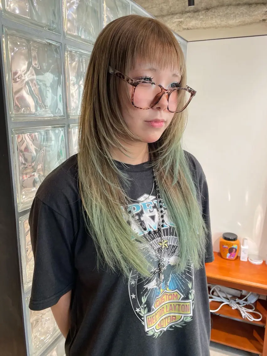 ロング カラー ベージュカラー ミント レイヤーカット オン眉 カット ヘアカラー トリートメント さと ちはるのヘアスタイル