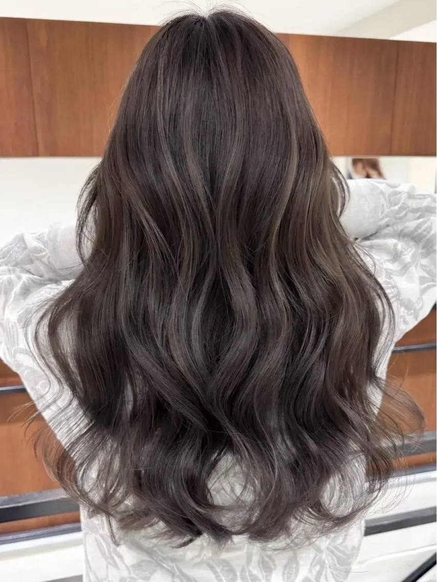 ロング カラー 透明感カラー グレージュ ヘアカラー 玉城 李音のヘアスタイル