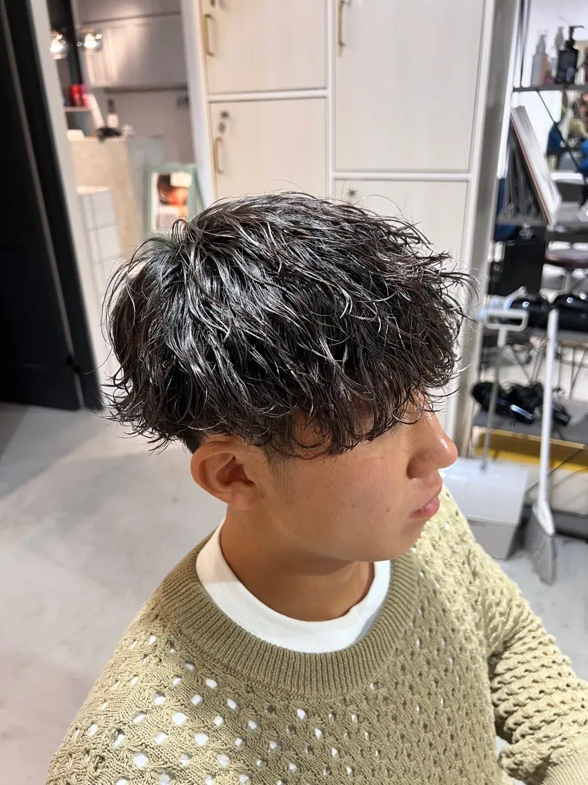 ミディアム パーマ メンズ ミディアムパーマ メンズパーマ 波巻きパーマ カット パーマ メンズカットパーマ ✂️ JOYAのヘアスタイル