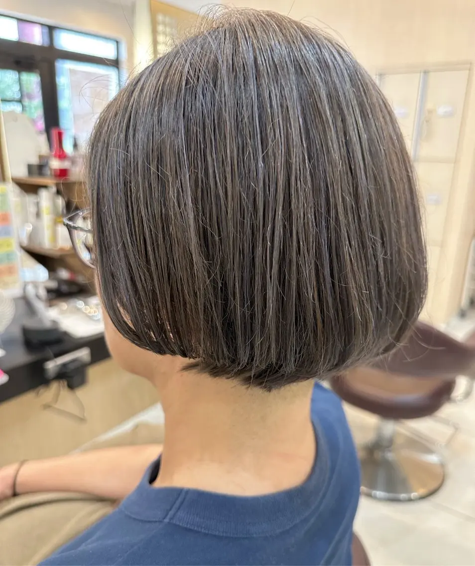 ショート カラー 内田温子大人女性 ハイライト、ボブのヘアスタイル