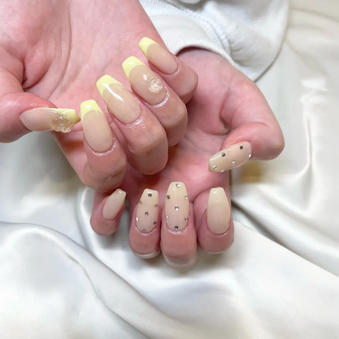 ネイル パステルネイル 春ネイル ホワイト 黄色 ハンドネイル ui nailのネイルデザイン