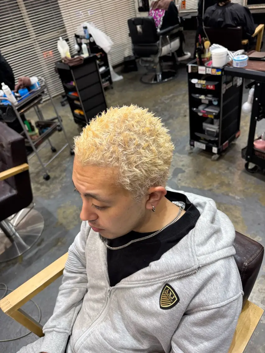 ショート カラー パーマ メンズ センターパート ダウンパーマ フェードカット メンズハイライト メンズパーマ カット ヘアカラー パーマ 💈メンズ特化💈 TASUKUのヘアスタイル