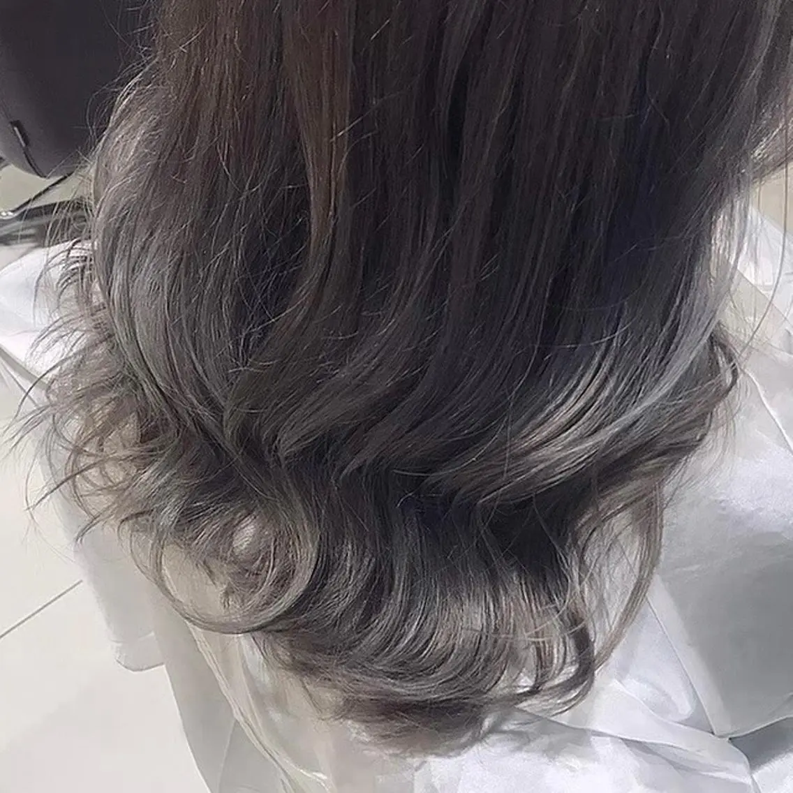 セミロング カラー グレージュ シルバー シルバーグレージュ ミヤワキ モモコのヘアスタイル