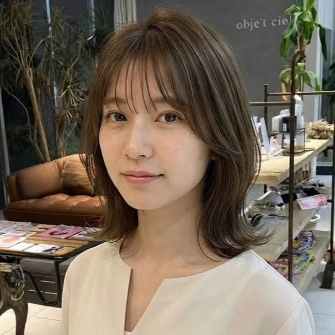 ミディアム カラー ブラウンカラー ボブ 伸ばしかけ 外ハネヘア obje't cielのヘアスタイル