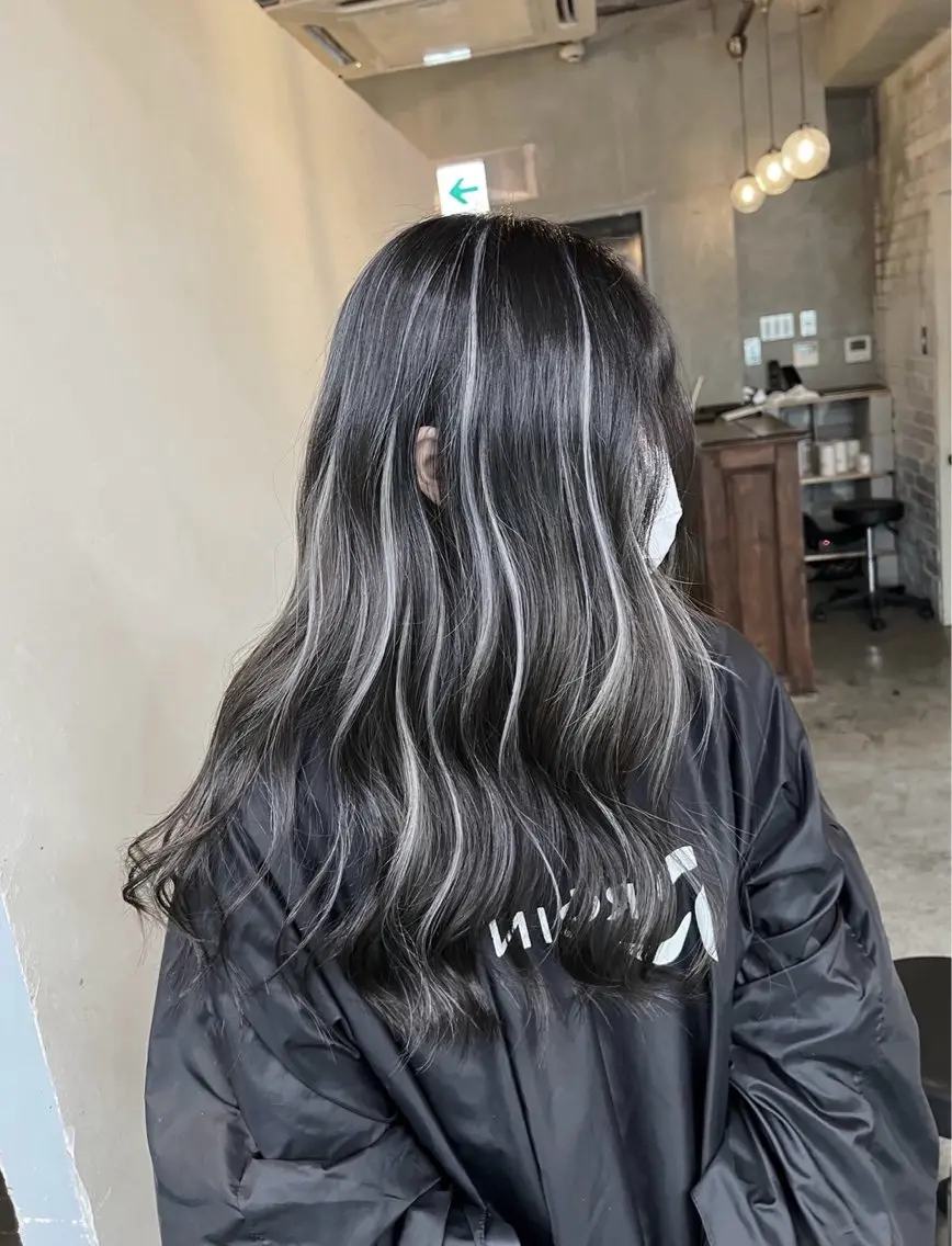 ロング カラー ダークグレー ダークグレージュ グレージュ ハイライトカラー ハイライト ヘアカラー トリートメント 指名数No.1 /NAOYAのヘアスタイル