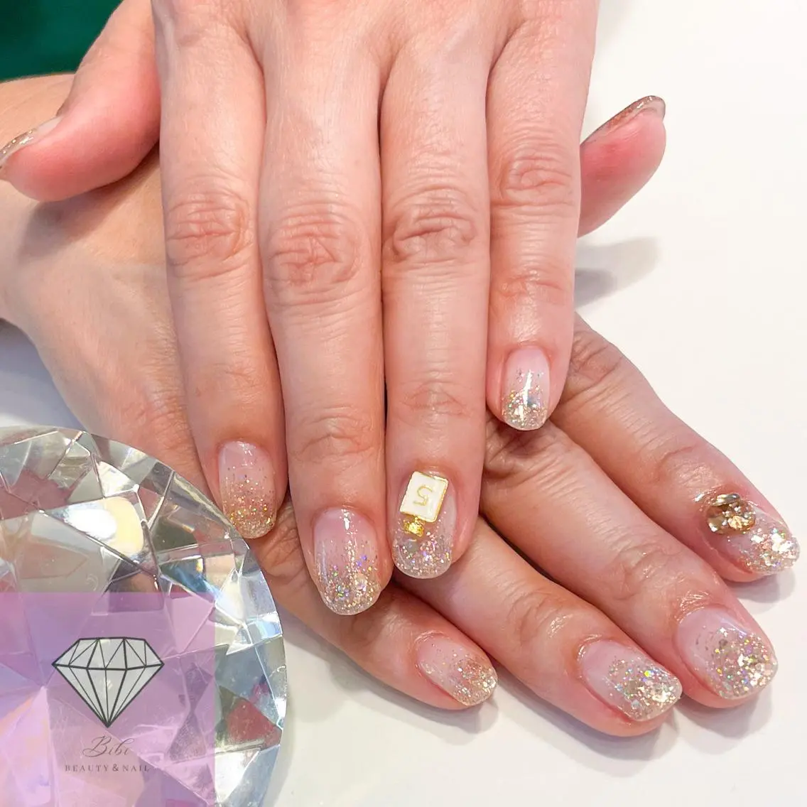 ネイル グラデーション ラメ(グリッター) ラメグラデーション ストーンネイル ハンドネイル ネイルサロン💎 Bibiのネイルデザイン