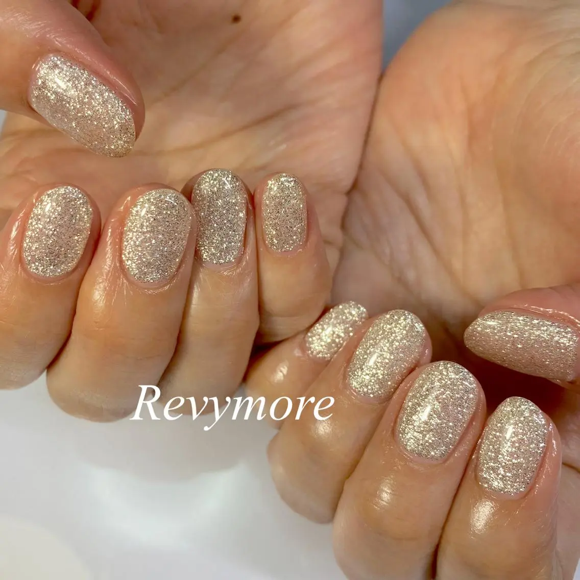 ミディアム ネイル ラメ(グリッター) ワンカラーネイル シルバー nail salon Revymoreのネイルデザイン