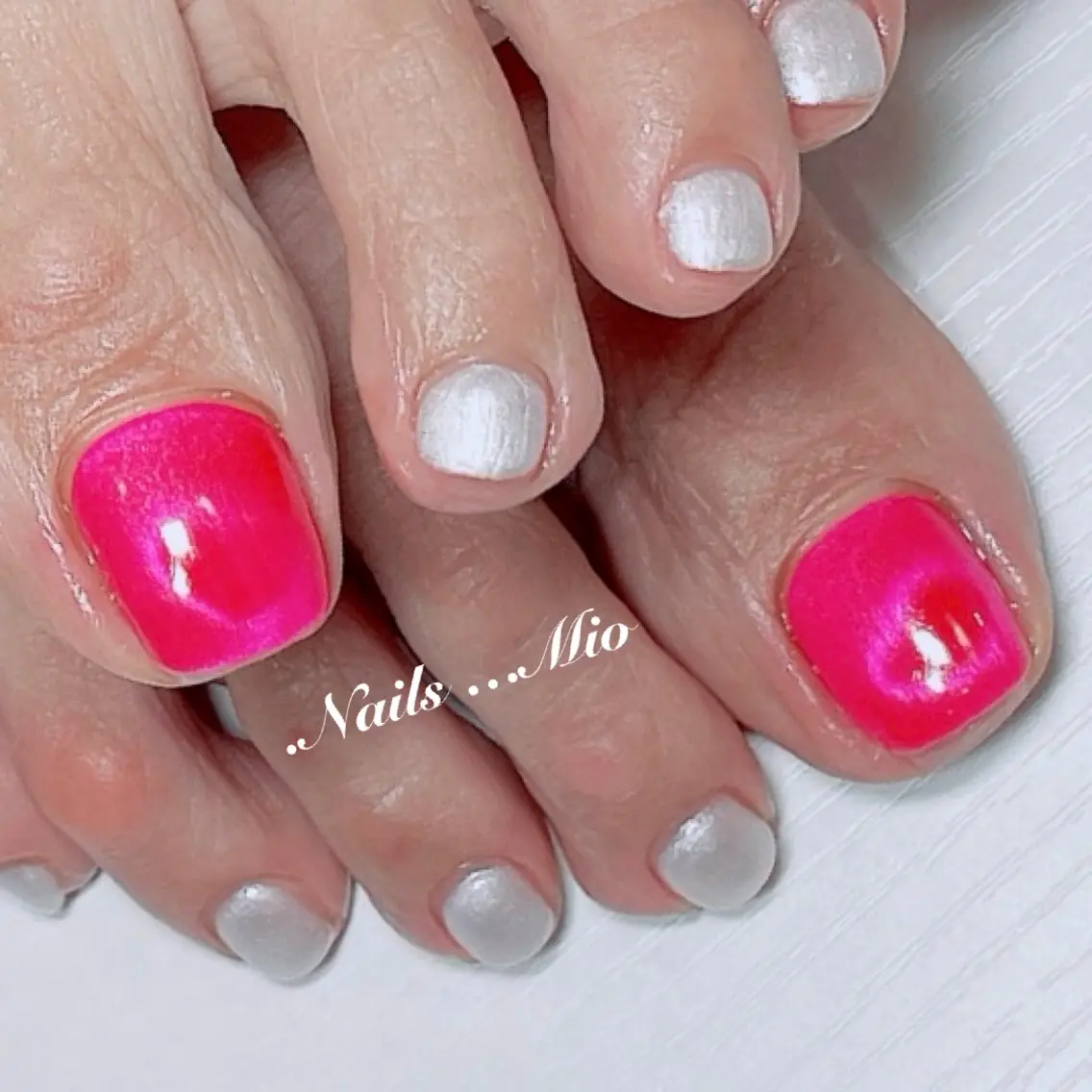 ネイル フットネイル ジェルネイル マグネットネイル ワンカラーネイル 赤色 .Nails Mio 赤羽西ネイルサロンのネイルデザイン
