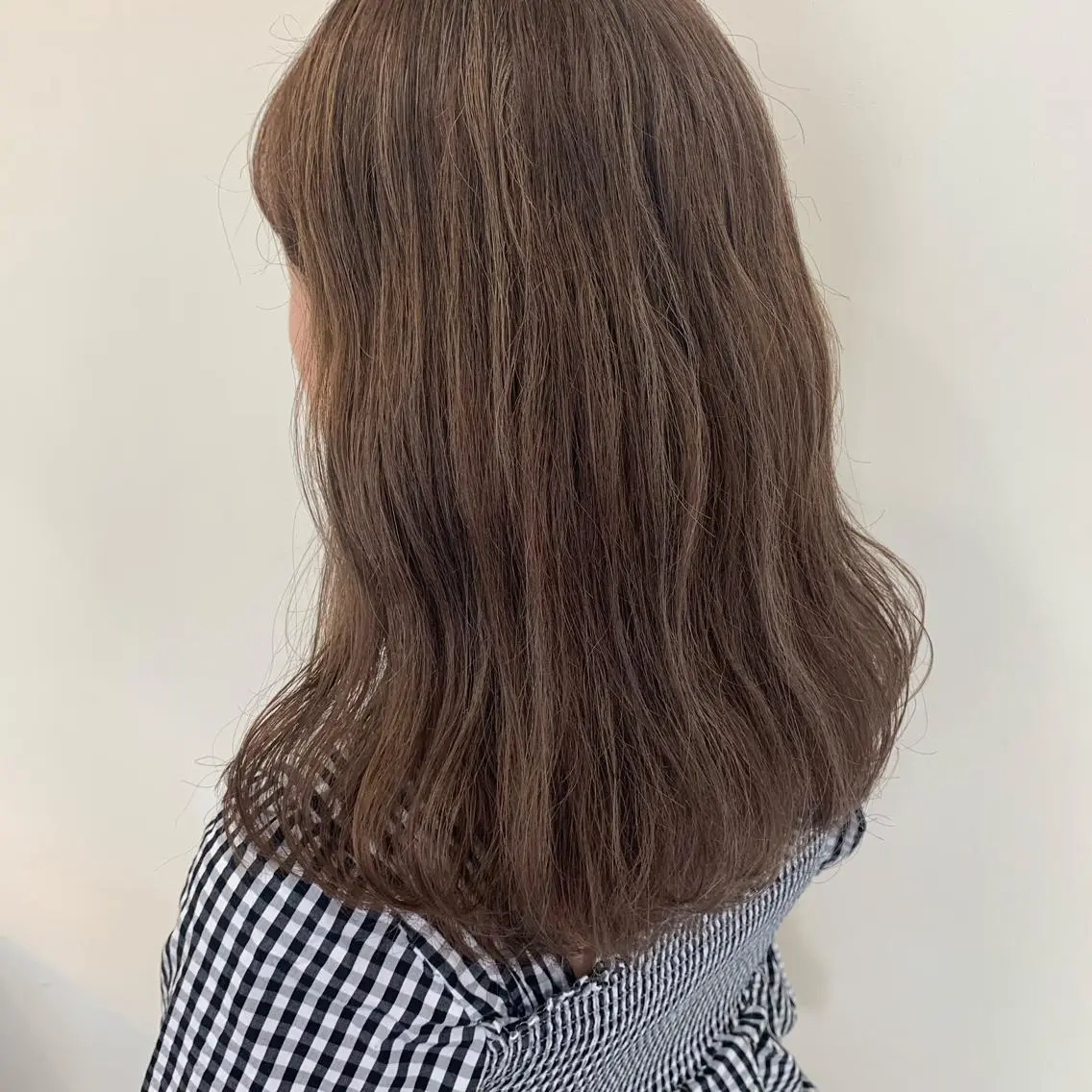 セミロング カラー ベージュカラー ハイライトカラー ミルクティーベージュ ハイライト 馴染ませNo.1🧃 エクステ・アレンジのヘアスタイル