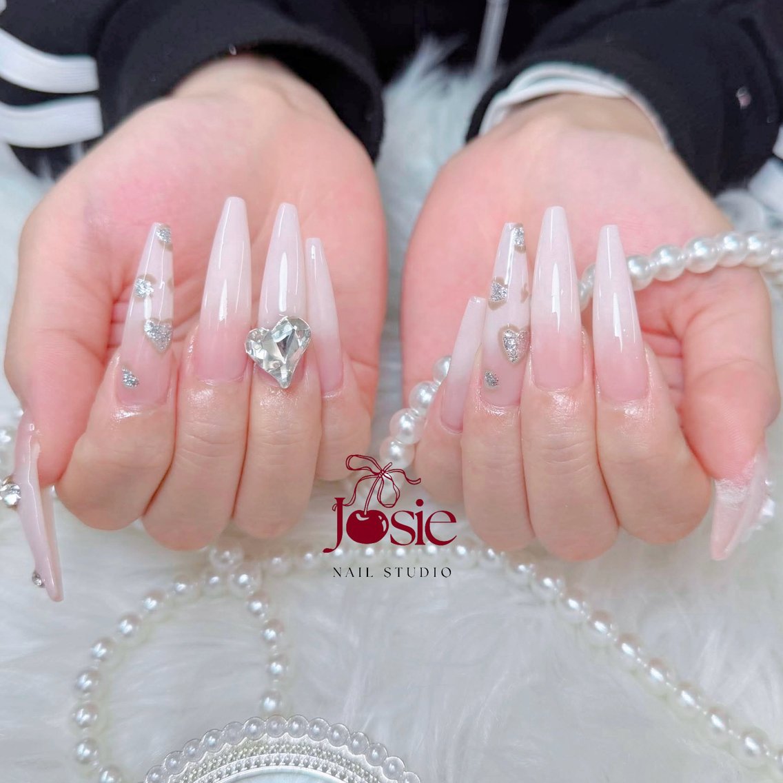 ネイル 長さ出し キラキラネイル 韓国ネイル ロングネイル ワンホンネイル ハンドネイル Josie nail salonのネイルデザイン