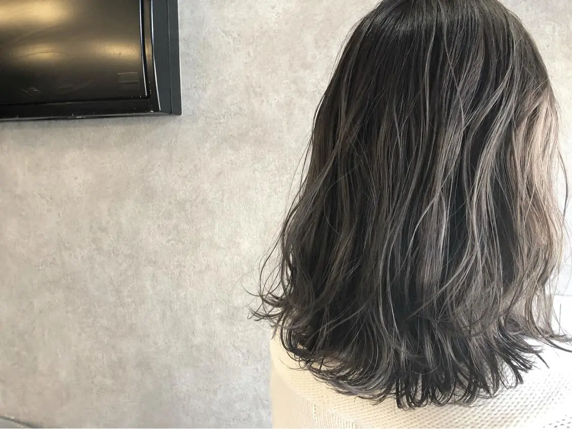 ミディアム カラー 顔周りレイヤーカット ブリーチminamiのヘアスタイル
