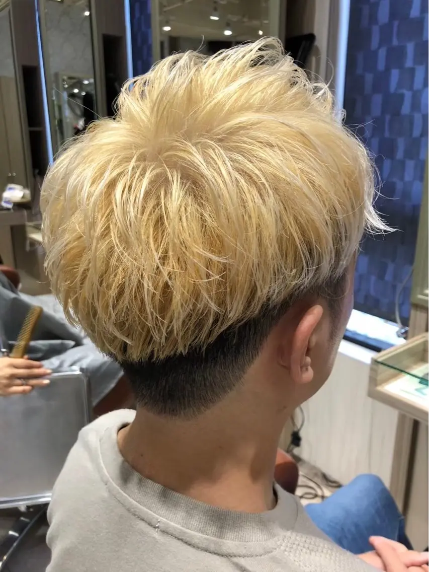 カラー ブリーチ 抜きっぱなしブロンド ブロンド ヘアカラー メンズ特化☝️添田 好恵のヘアスタイル