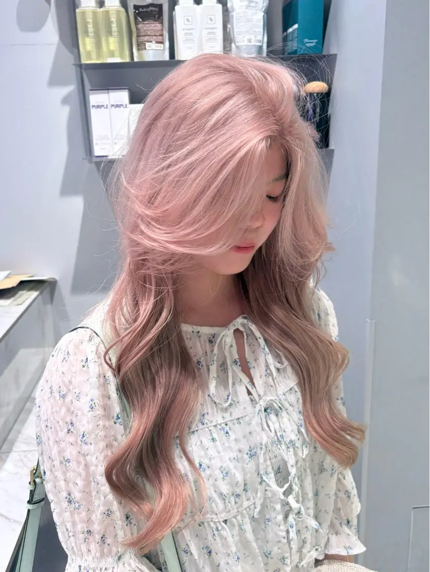 ロング カラー ベージュカラー ハイトーンカラー ホワイトベージュ カット ヘアカラー トリートメント NANA🦖 ハイトーンデザインのヘアスタイル