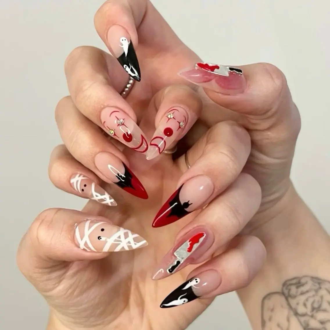 ネイル ジェルネイル ハロウィン 韓国ネイル ロングネイル 赤色 ハンドネイル ハンドケア Blingg NailStudioのネイルデザイン