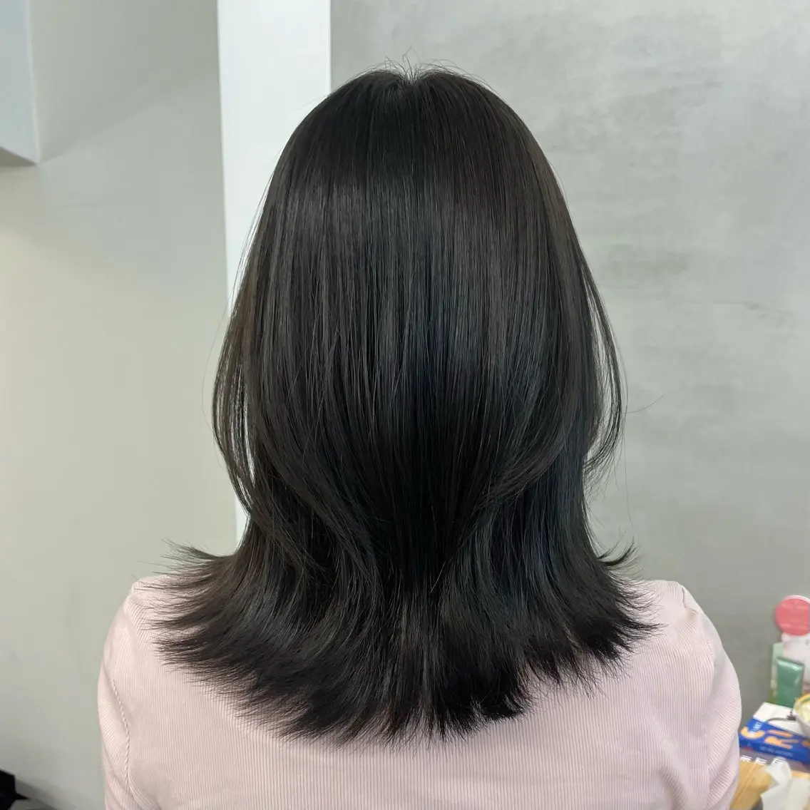 ミディアム カラー 黒髪 ブルーカラー ブルーブラック 透明感カラー suzu invitationのヘアスタイル