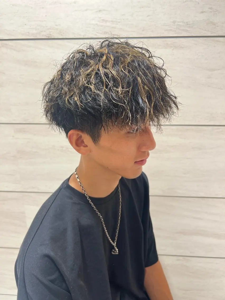 カット+特殊パーマ(波巻き、スパイラル、ツイスト)の写真