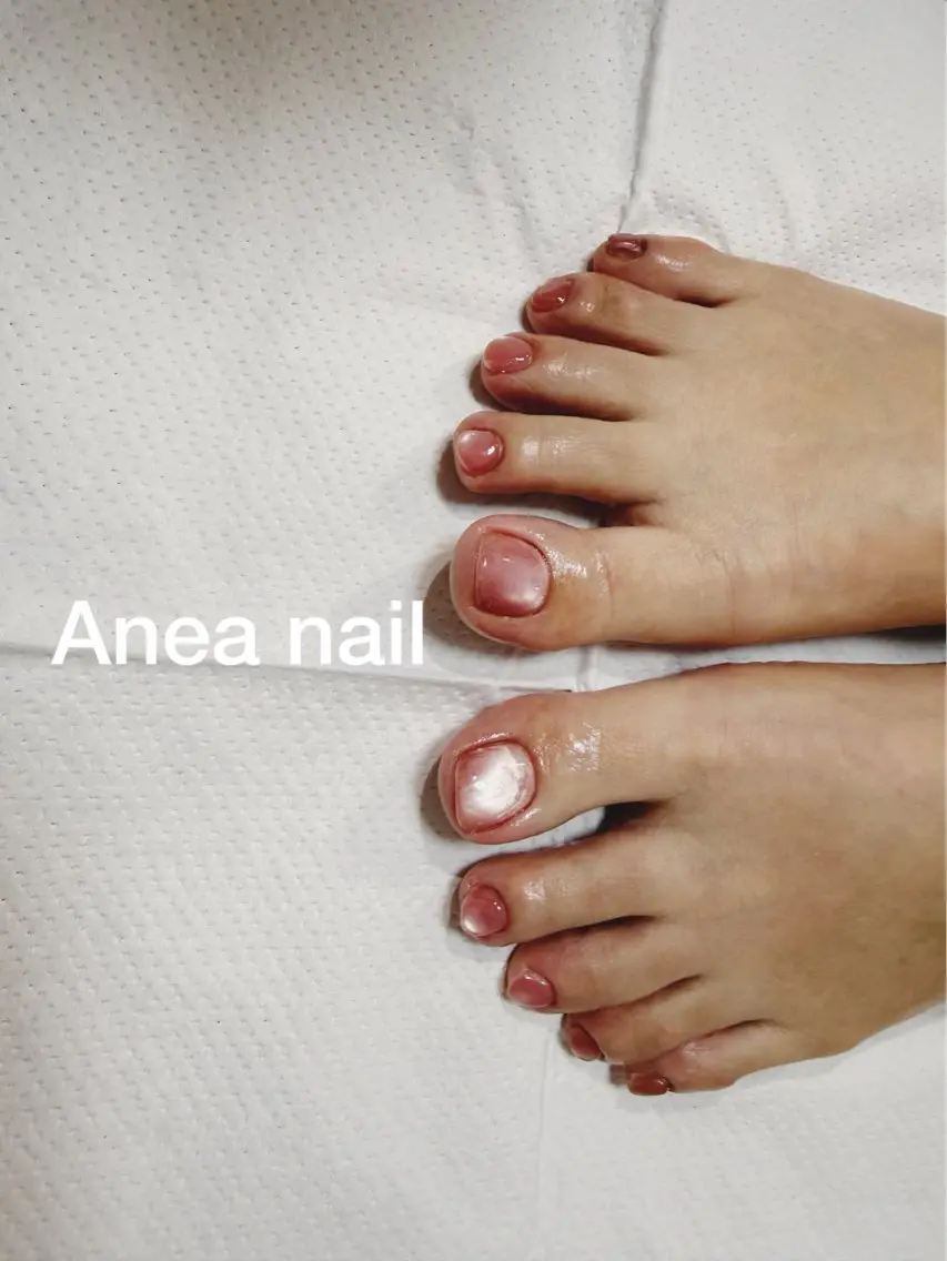 ピンクマグネットフットネイル💅✨足元を華やかに見せてくれるおすすめデザインです😊ご予約お待ちしております🙇♀️の写真