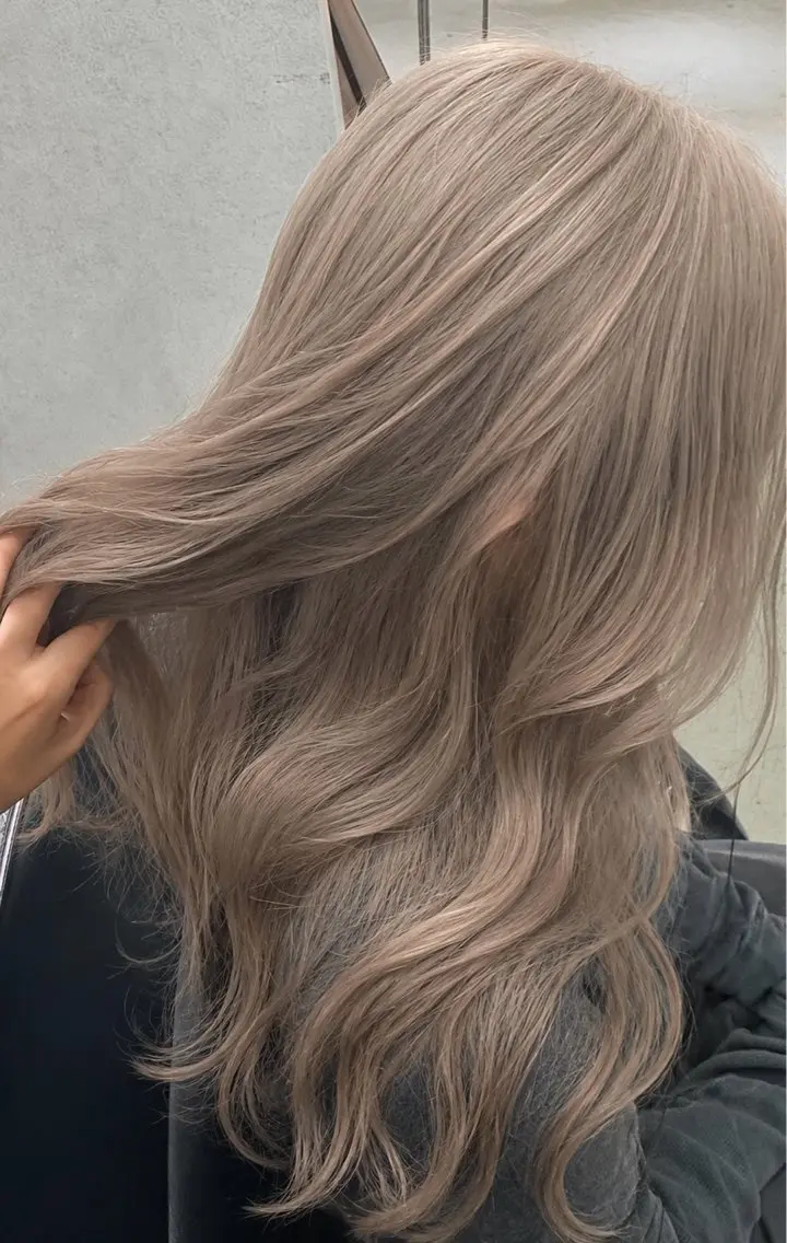 ロング カラー ベージュカラー ミルクティーベージュ カット ヘアカラー ミルクティー/ハイ トーン/konomiのヘアスタイル
