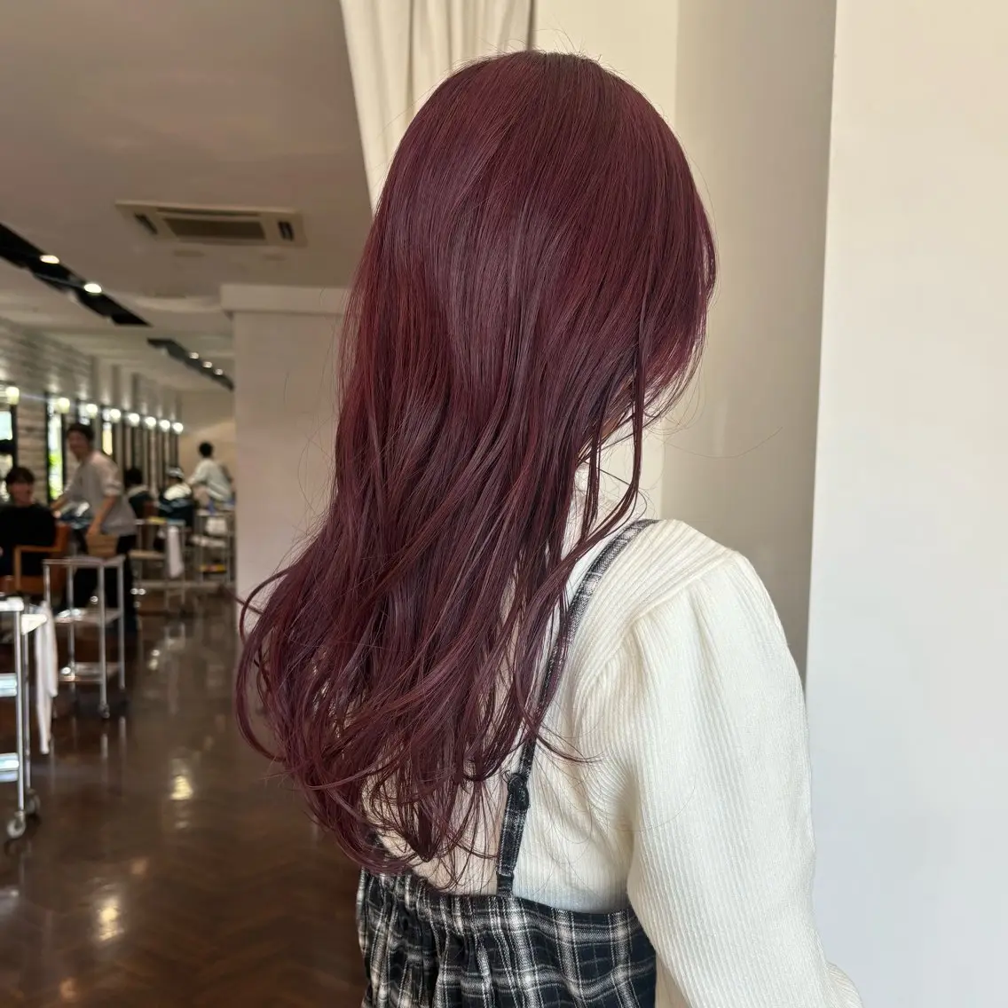 セミロング カラー カシス ピンクカラー ヘアカラー トリートメント 的場 莉音のヘアスタイル