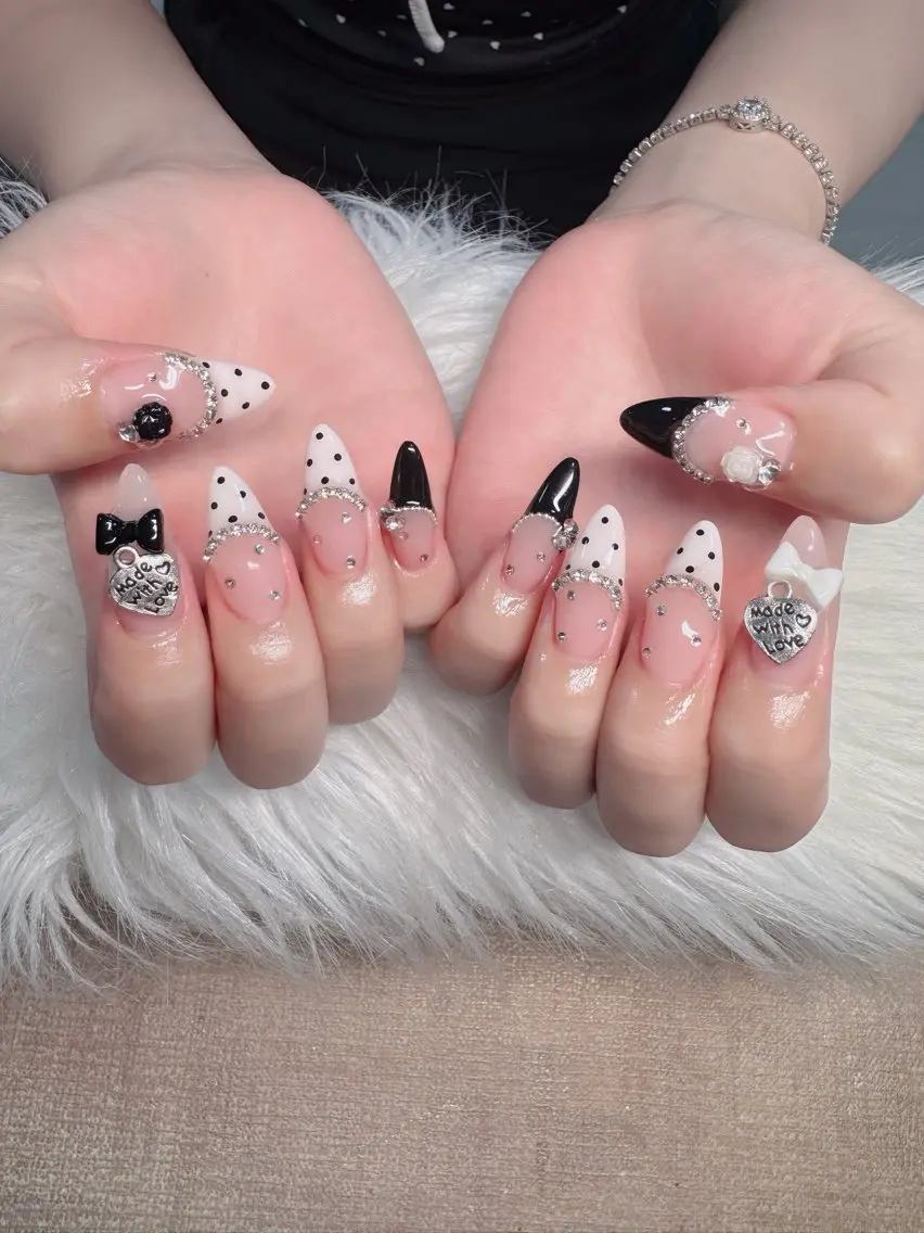 ネイル フレンチネイル ジェルネイル ガラスフレンチ ハロウィン ハート H.baby Nail Salonのネイルデザイン
