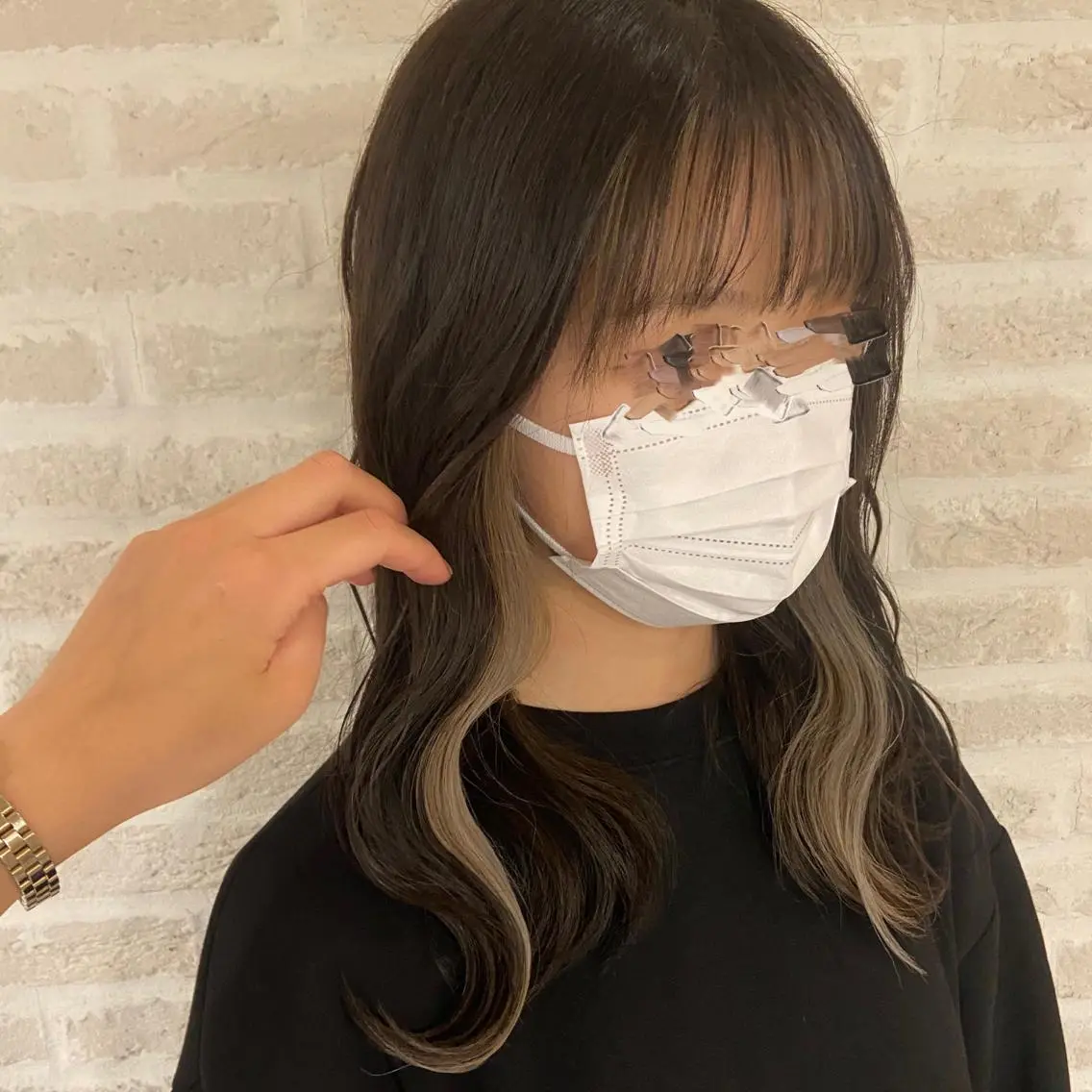 ロング カラー ヘアアレンジ ミストバング ブリーチ フェイスフレーミング シルバー ホワイトシルバー 北岡 慶子 大宮駅西口徒歩3分のヘアスタイル