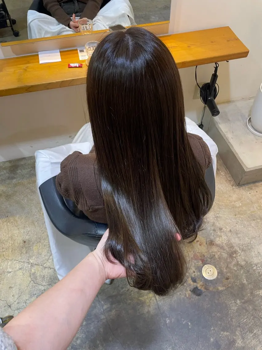 ロング カラー グレージュ オリーブグレージュ オリーブグレー MIOベージュカラー 柔らかいカラーのヘアスタイル