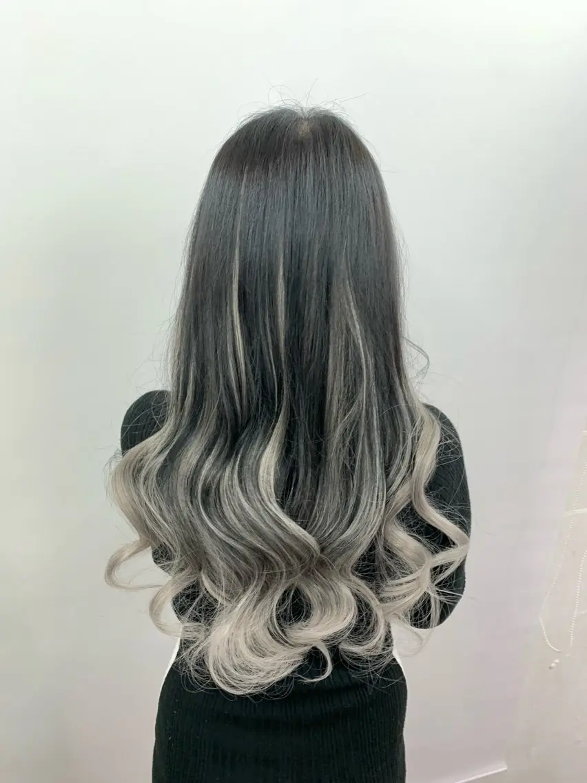 ロング エクステ レイヤーカット 奥本 侑 髪質改善、ツヤ髪のヘアスタイル
