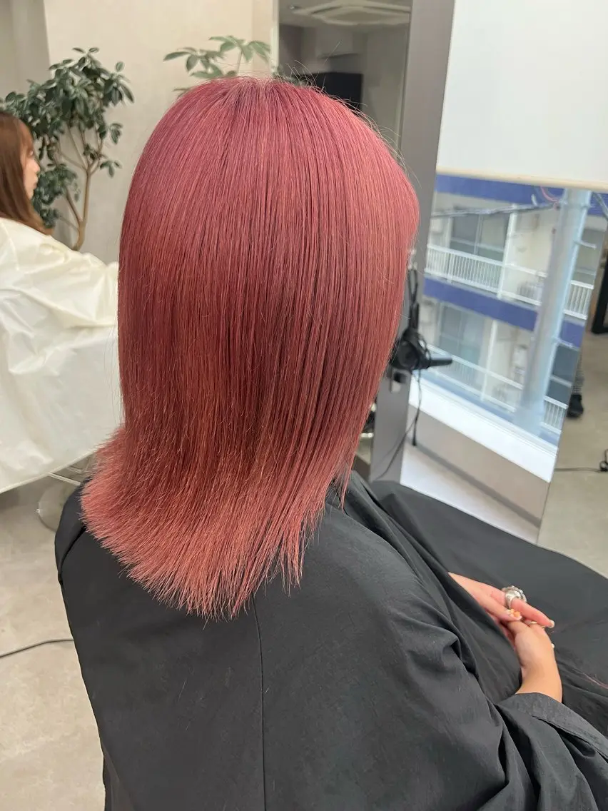 ミディアム カラー ブリーチ カシス ピンクカラー カット ヘアカラー トリートメント 垢抜け🪽髪質改善 透明感💎メンズのヘアスタイル