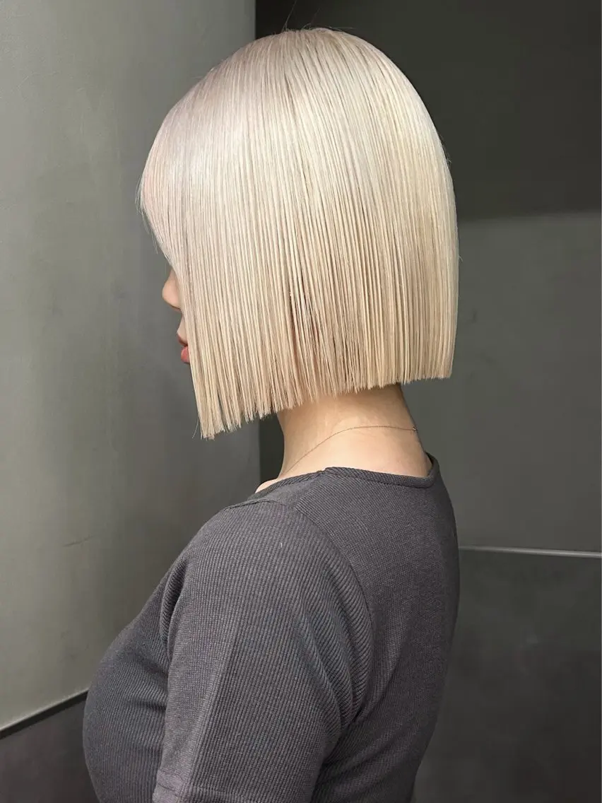 ショート カラー ブリーチ 抜きっぱなしブロンド ブロンド ハイトーンカラー ホワイトブロンド ヘアカラー Hinata🛸 ハイトーン美容師のヘアスタイル