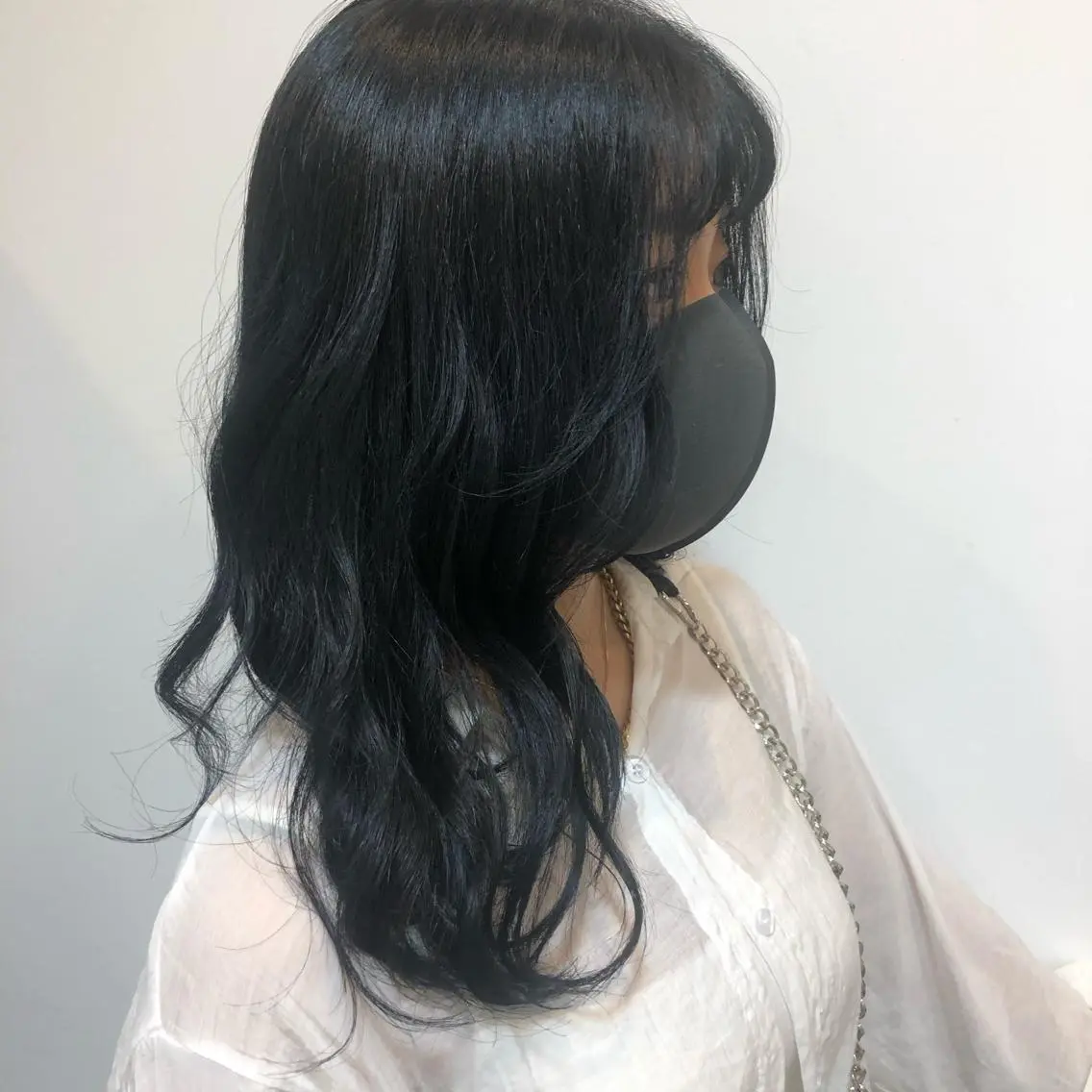 カラー 黒髪 ブルーカラー ブルーブラック 大迫 江梨のヘアスタイル