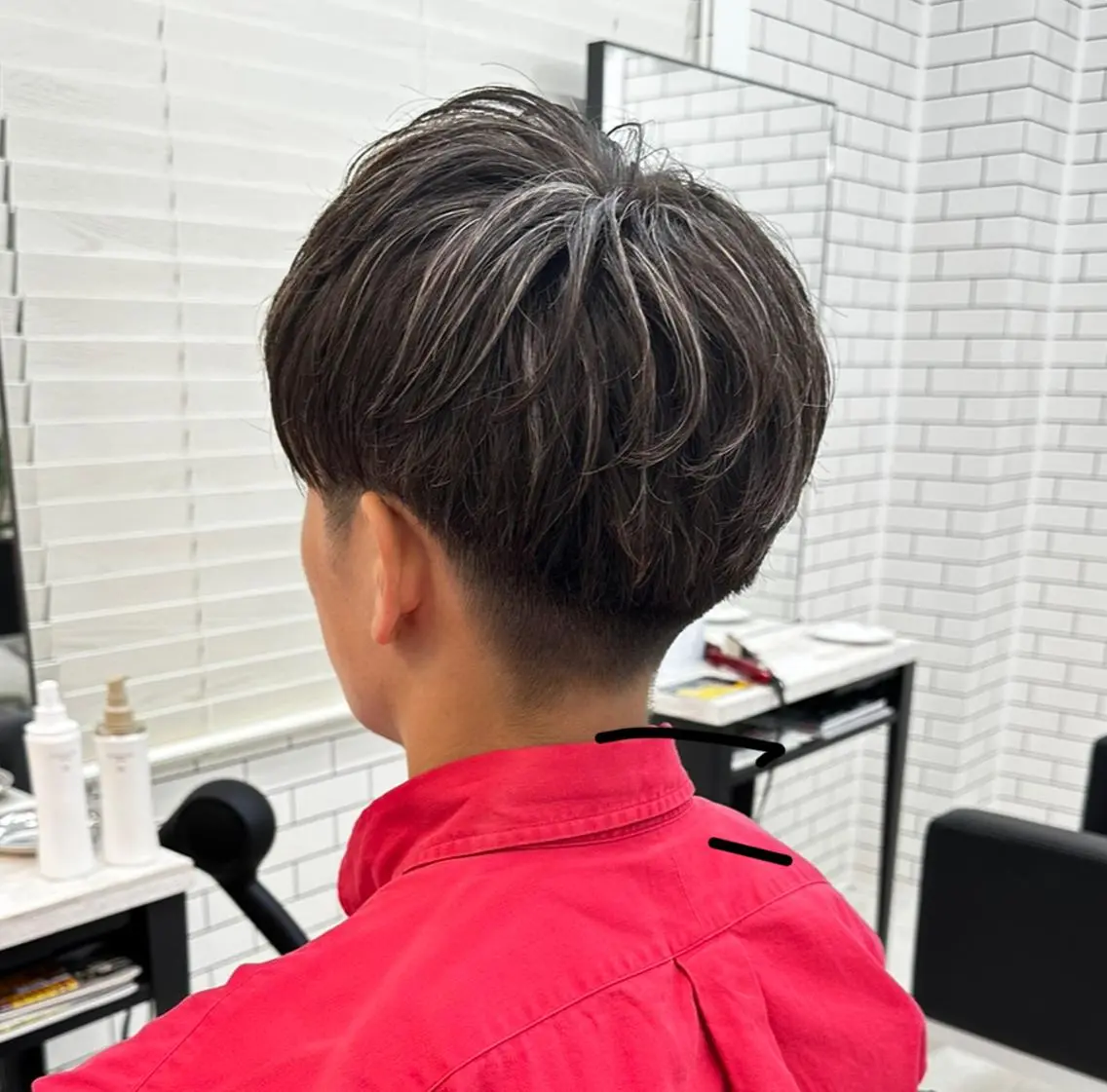 カラー メンズ メンズハイライト メンズハイトーン メンズインナーカラー デザインカラー ハイライトカラー メンズ特化✂️ 小枝 優生のヘアスタイル