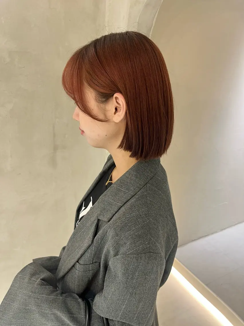 ミディアム カラー 切りっぱなしボブ レッドカラー ボブ カット ヘアカラー トリートメント 切りっぱなしボブ/ 艶カラー/綾莉のヘアスタイル