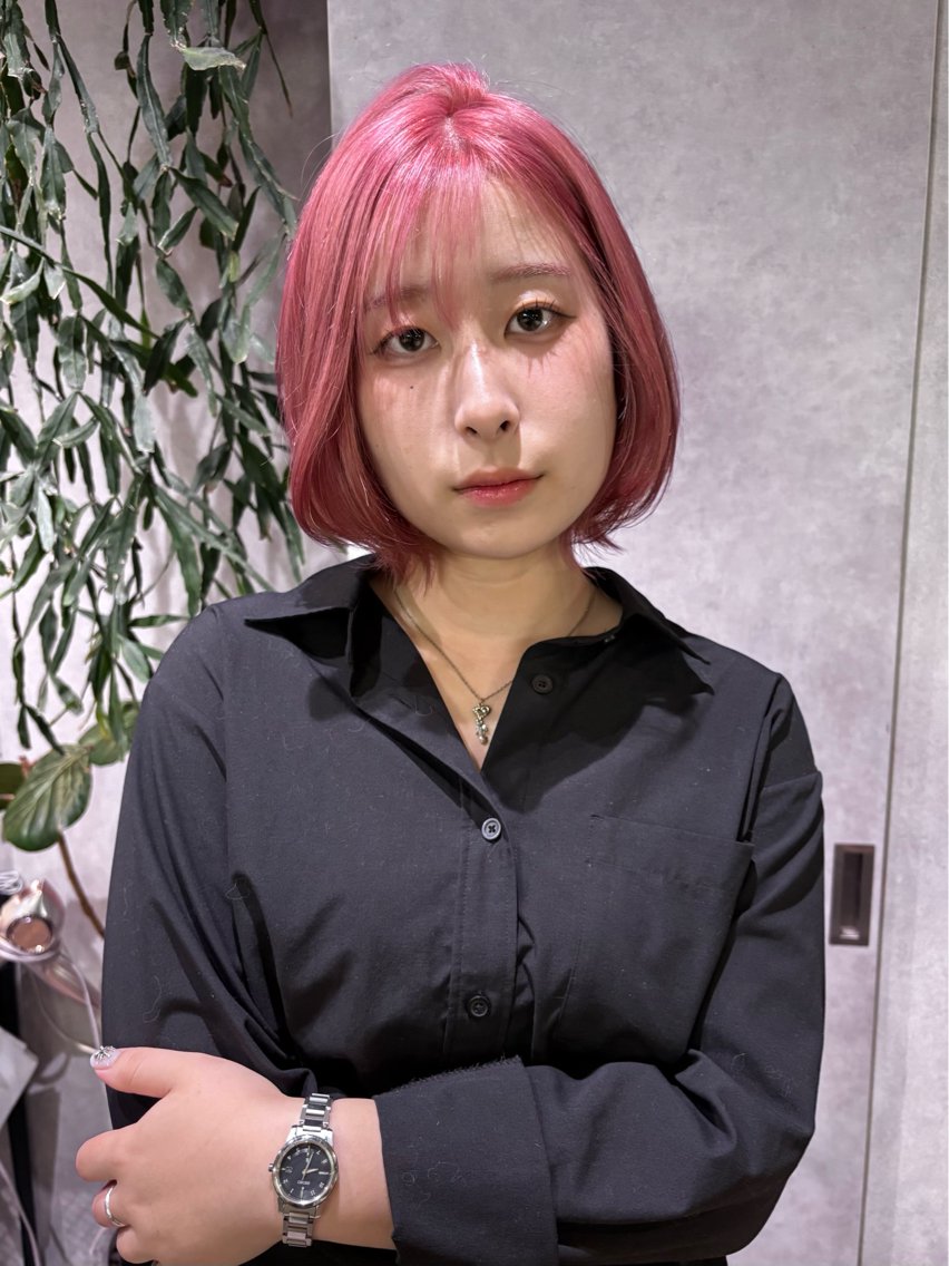 セミロング カラー ヘアアレンジ 切りっぱなしボブ ブリーチ デザインカラー ダブルカラー イヤリングカラー ヘアカラー color.nail 🫧ionaのネイルデザイン