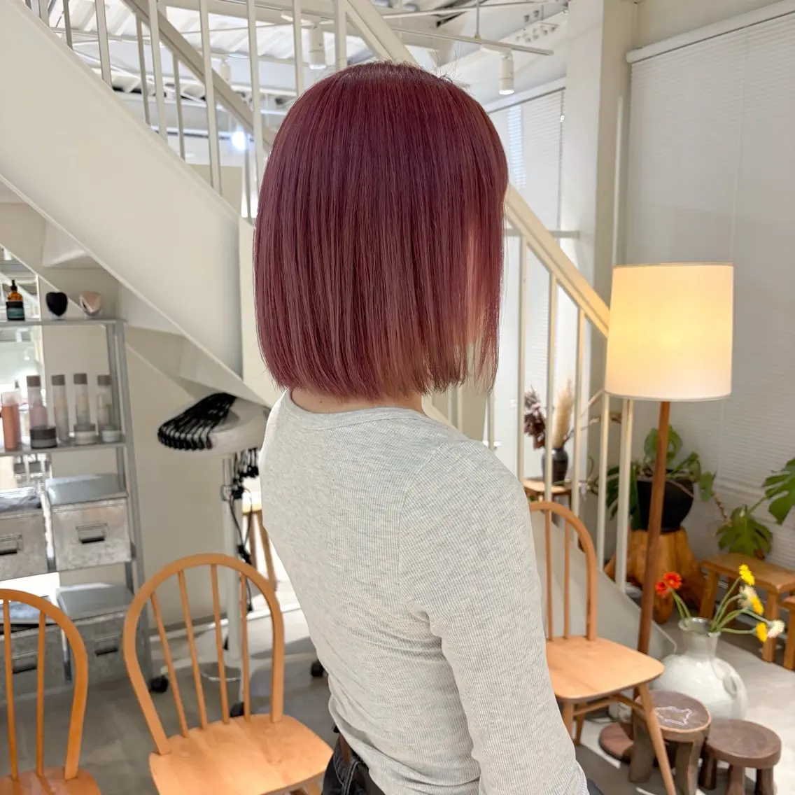 ミディアム カラー ブリーチ 透明感カラー ハイトーンカラー ピンクカラー ヘアカラー 周東 芽依のヘアスタイル