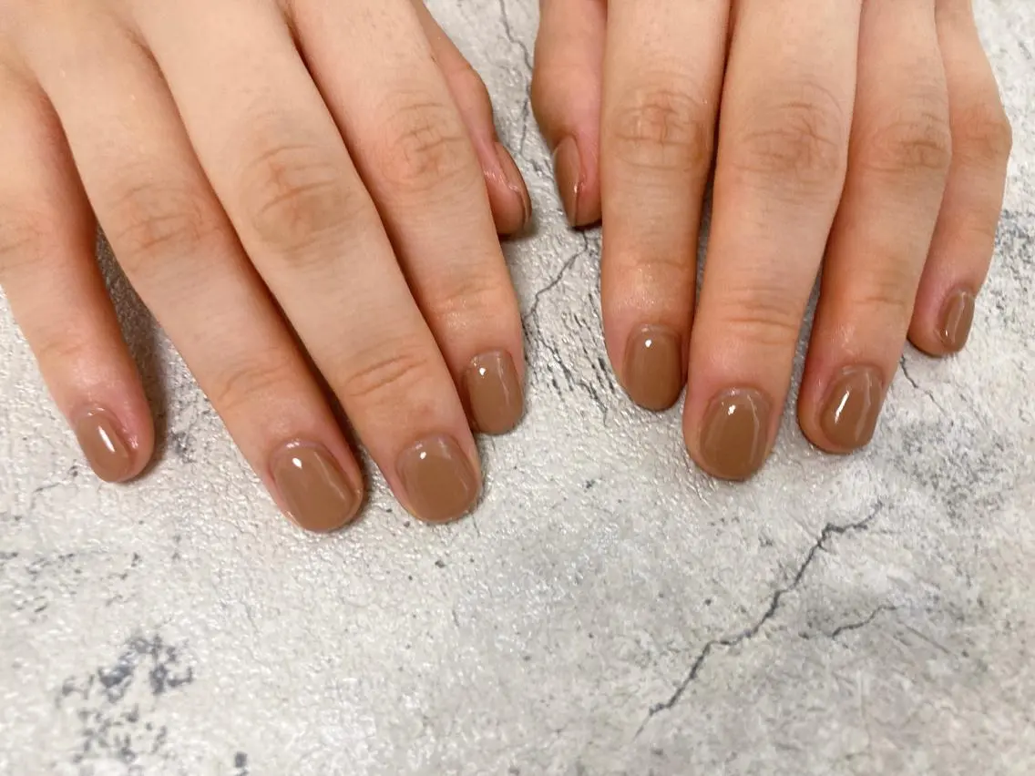 ネイル ブラウン ワンカラーネイル ハンドネイル mogunail &blowのネイルデザイン