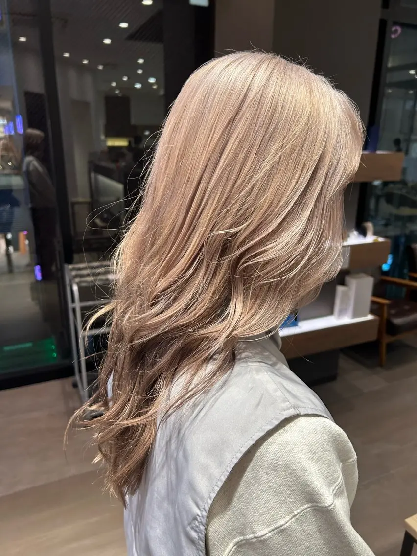 セミロング カラー ベージュカラー ブリーチ ブラウンカラー デザインカラー ホワイトベージュ 🕯透明感カラー/ 似合わせレイヤー🎀のヘアスタイル