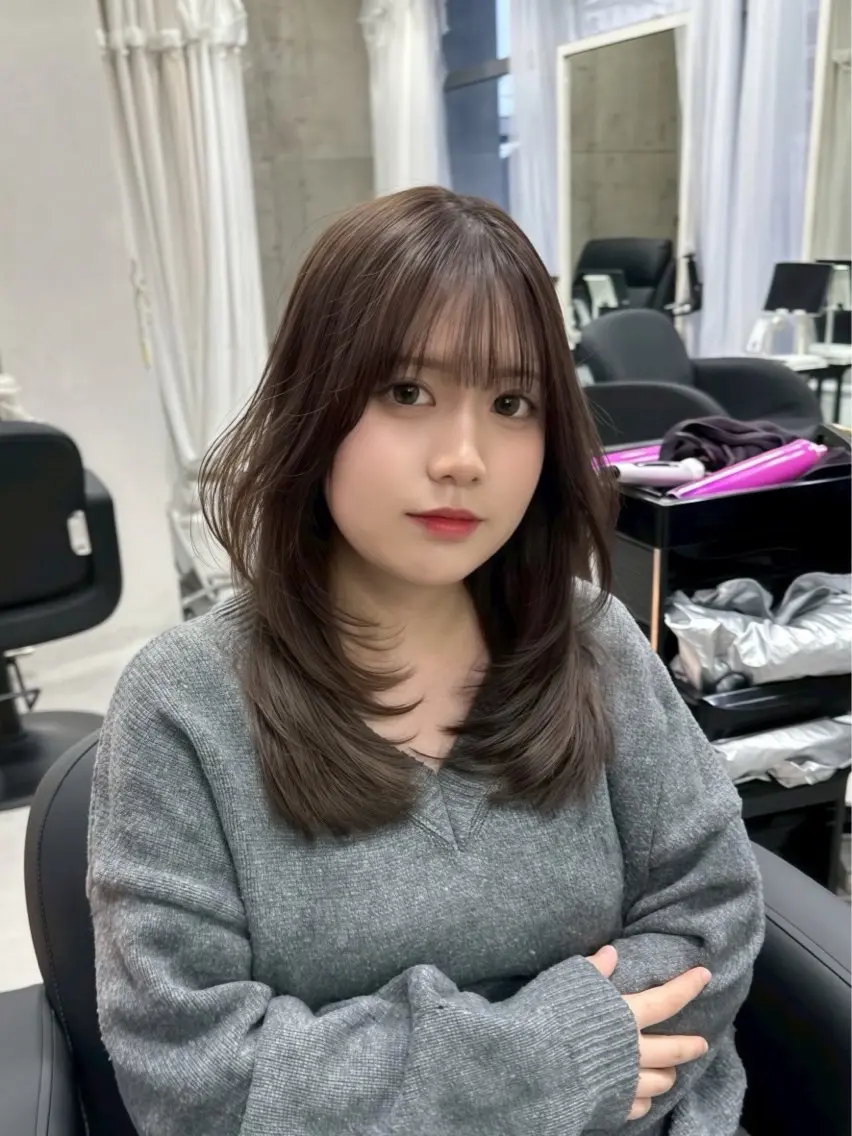 ミディアム カラー 透明感カラー グレージュ 小林 莞奈のヘアスタイル