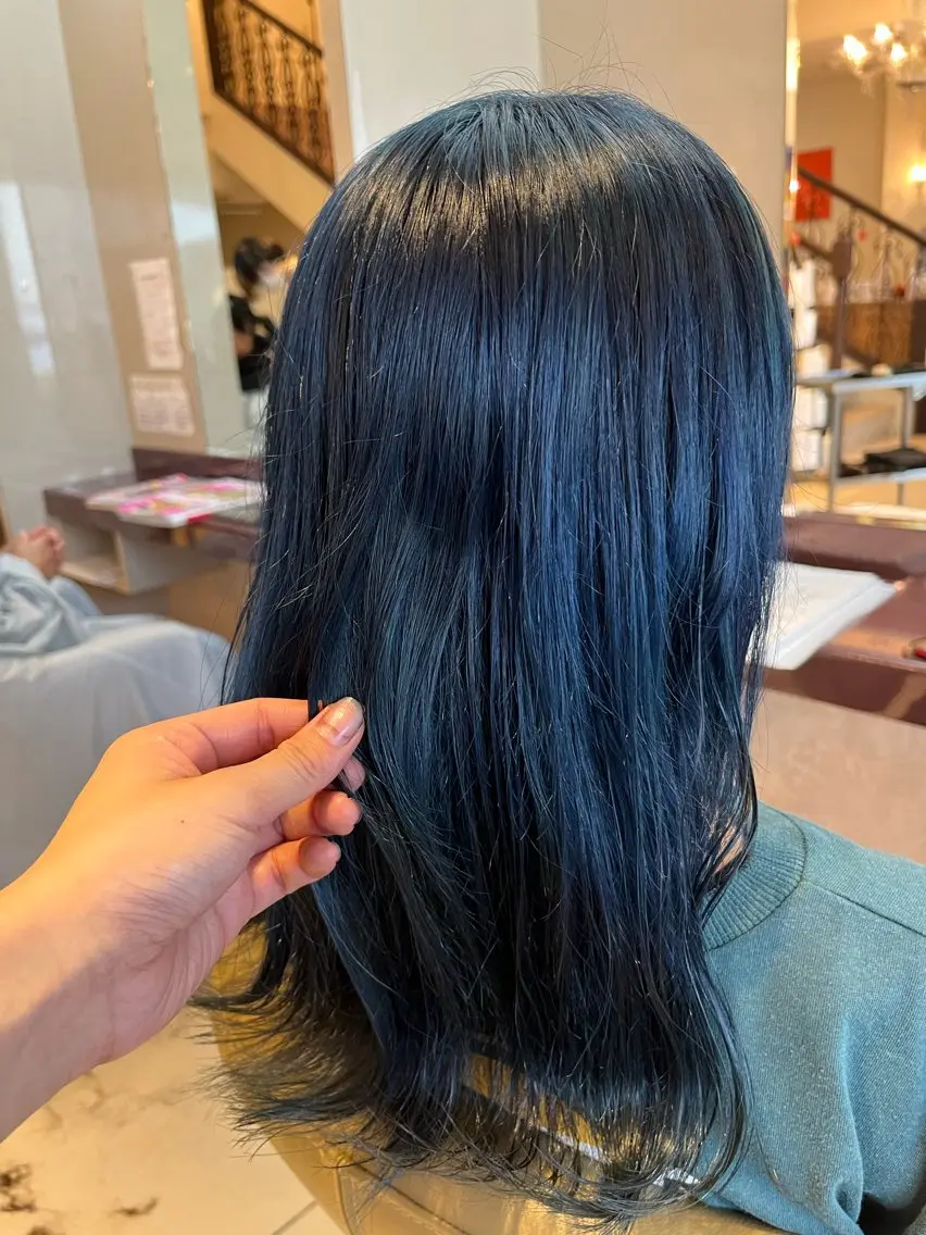 セミロング カラー 黒髪 ブリーチ ブルーカラー ブルーブラック シルバー 八重樫 夢愛のヘアスタイル