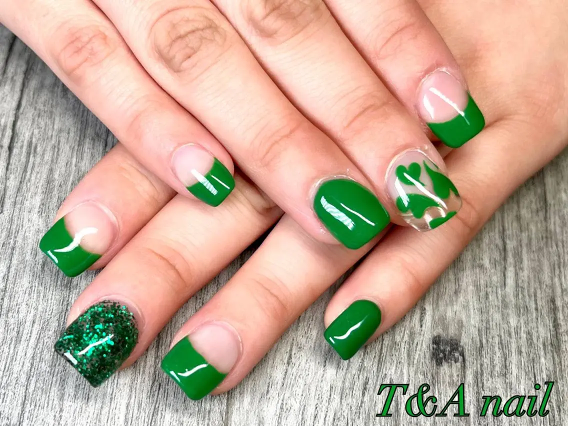 ミディアム ネイル 長さ出し フレンチネイル ジェルネイル グリーン ハート T&A nailのネイルデザイン