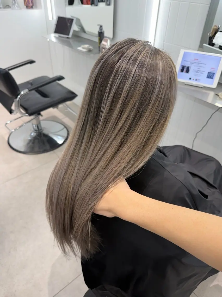 ロング カラー バレイヤージュ グレージュ レイヤーカット ヘアカラー トリートメント 原宿/ハイライト バレイヤージュ/大智のヘアスタイル